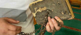 300 yıldır muhafaza edilen Kur'an-ı Kerim'in kapağındaki zincirler dikkat çekiyor