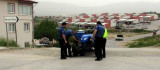 Aracı arızalanan yaşlı sürücünün yardımına polisler yetişti