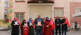 Baba ile anne kaçırılan çocukları için HDP önünde evlat nöbetine katıldı
