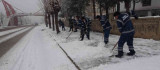 Bingöl'de kar yağdı, belediye ekiplerinin mesaisi de başladı