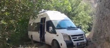 Bingöl'de minibüs şarampole devrildi:2 yaralı