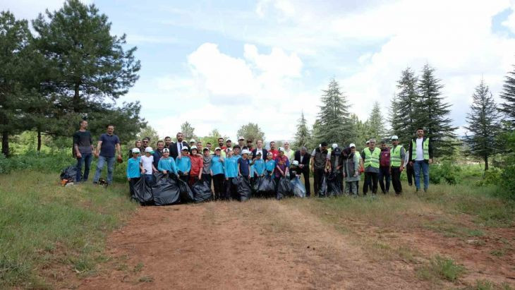 Bingöl'de yangınları önlemek için ormandaki çöpler toplandı