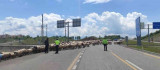 Bingöl polisi, karayolda ilerleyen göçerlerin güvenliğini sağladı
