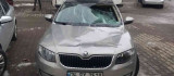Çatılardan düşen kar birikintileri, araçlarda maddi hasara neden oldu