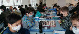 Çocuklar satranç turnuvasında ter döktü