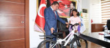 Cumhurbaşkanı Erdoğan'ın söz verdiği hediyeleri ulaştırdı