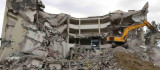 Depremde ağır hasar gören DÜ Rektörlük binasının yıkımına başlandı