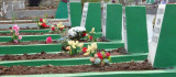 Depremde hayatını kaybedenlerin yakınları Kadınlar Günü'nde mezarlara çiçek bırakıp gitti