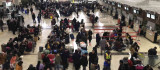 Depremzedeler Elazığ Havalimanı'na akın etti, adım atacak yer kalmadı