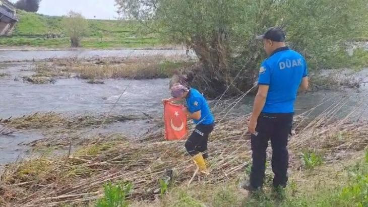 Dicle Nehri'nde arama kurtarma faaliyetinde olan ekibin 'Türk bayrağı' hassasiyeti