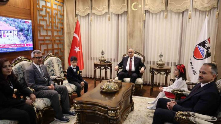 Diyarbakır'da 23 Nisan kutlamalarında Fatih Sultan Mehmet, Ali Gaffar Okkan ve Naim Süleymanoğlu canlandırıldı