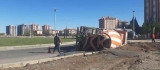 Diyarbakır'da beton mikseri kavşağı dönemeyerek kaldırıma devrildi, sürücü yaralandı