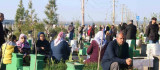 Diyarbakır'da depremde hayatını kaybedenlerin yakınları bayram namazı sonrası mezarlarına ziyarette bulundu