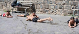 Diyarbakır'da hava sıcaklığının birden yükselmesiyle çocuklar süs havuzuna girdi