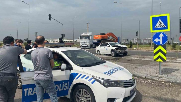 Diyarbakır'da iki otomobil çarpıştı: 1 yaralı