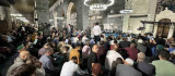 Diyarbakır'da Kadir Gecesi'nde cami cemaatine Kur'an-ı Kerim dağıtıldı