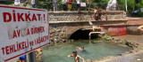 Diyarbakır'da karne alan çocuklar soluğu süs havuzunda aldı
