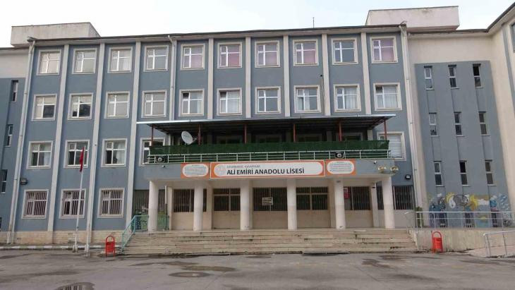 Diyarbakır'da okul müdürü öğrenci tarafından bıçaklandı