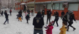Diyarbakır'da polis ve çocuklar kar topu oynadı, vatandaşlar ise halay çekti