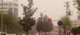 Diyarbakır'da toz bulutu nedeniyle gökyüzü kızıla büründü