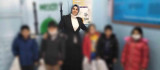 Diyarbakır'ın tek kadın muhtarı çocuklara giysi paketi hediye etti