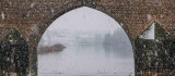 Diyarbakırlılar kar yağmasını On Gözlü Köprü'de halay çekerek kutladı