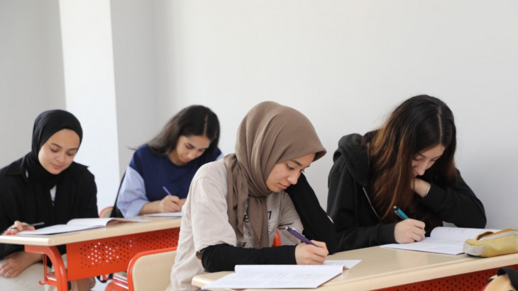 Elazığ Belediyesi, 'O sene, bu sene' sloganı ile Elazığspor temalı YKS deneme sınavı gerçekleştirdi