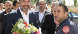 Elazığ Belediyesi çalışanlara yüzde 103 zam yaptı, Başkan Şerifoğulları, davul klarnet eşliğinde çiçeklerle karşılandı