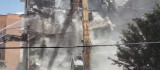 Elazığ'da ağır hasarlı binaların yıkımı sürüyor
