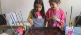Elazığ'da ebru sanatı ile tanışan çocuklar büyük mutluluk yaşadı