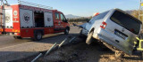 Elazığ'da hafif ticari araç bariyere çarptı: 2 yaralı
