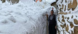 Elazığ'da kar kalınlığı 2 buçuk metreyi buldu, komşularına gitmek için tünel açtılar