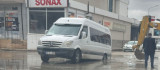 Elazığ'da öğrenci servisi yağmurla dolan çukura düştü