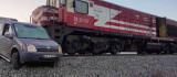 Elazığ'da tren, hemzemin geçitte çarptığı aracı 100 metre sürükledi: 1 yaralı