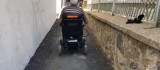 Engelli yaşlı adama akülü sandalye hediye edildi