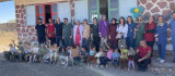 Ergani'de sağlık çalışanlarından çocuklara hediye