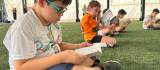Futbol kursunda kitap okuma etkinliği