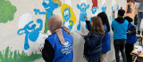 Gönüllü öğrenciler Malatya'da okulları boyuyor