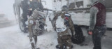 Jandarma, kar ve tipide mahsur kalan 31 vatandaşı kurtardı