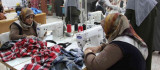 Kadınlar, ürettikleri kıyafetleri satarak ev ekonomilerine katkı sağlıyor
