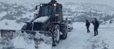 Kar yağışından dolayı yolda kalan bir grup vatandaş kurtarıldı