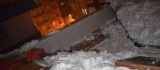 Kardan çöken ahşap çatı parçalara ayrıldı