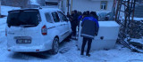Karlıova'da hafif ticari araç elektrik trafosuna çarptı