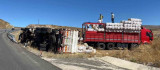 Karlıova'da saman yüklü kamyon devrildi