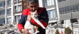 Malatya'da ağır hasarlı binada mahsur kalan kedi kurtarıldı