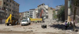 Malatya'da ağır hasarlı binanın kontrollü yıkımında göçük: 1 yaralı