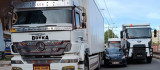 Malatya'da ilginç kaza: Seyir halindeki iki aracın arasına sıkışan otomobil trafiği felç etti