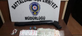 Malatya'da kumar baskınında silah ve uyuşturucu ele geçirildi