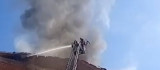 Malatya'daki çatı yangınında alevler göğe yükseldi