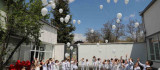 Minik öğrenciler depremde hayatını kaybedenler için gökyüzüne balon bıraktı